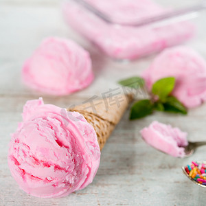 冰淇淋设计摄影照片_粉色冰淇淋华夫蛋筒