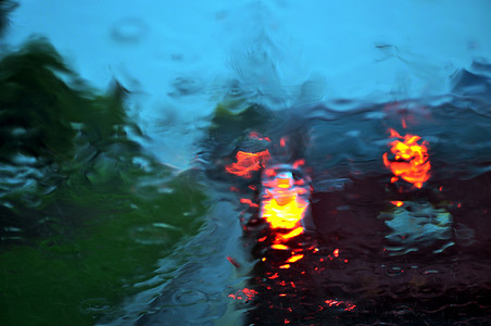 雨天开车