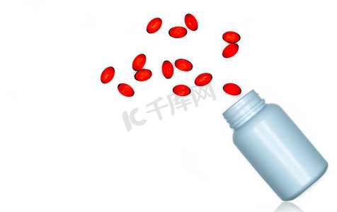 从 w 上隔离的药瓶中倒出红色软凝胶胶囊药丸