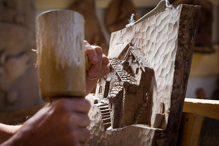 雕刻家摄影照片_雕刻家手加工木头