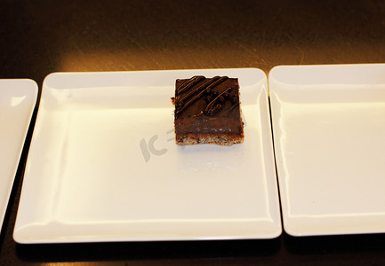 为路易十五巧克力蛋糕准备甜点盘