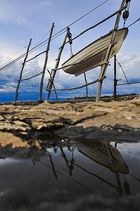传统的亚得里亚海北部岸上吊船，一艘小渔船吊出水面