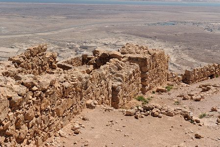 沙漠山上古堡垒的破墙