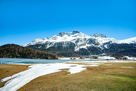 瑞士恩加丁的席尔瓦普拉纳湖。
