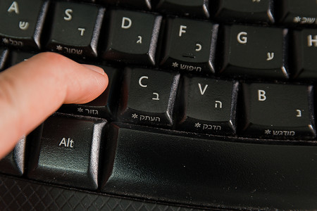 在键盘上用希伯来语和英语字母打字的人