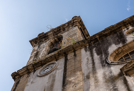 中华巴洛克摄影照片_科英布拉圣巴塞洛缪教堂摇摇欲坠的钟楼
