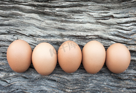 在木地板上放置的鸡蛋