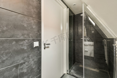 公寓复式摄影照片_复式浴室的淋浴箱