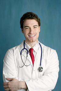 愉快的年轻男性医生人微笑英俊