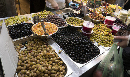 市场摊位摄影照片_卖橄榄的市场摊位