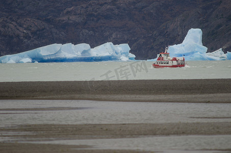 冰山摄影照片_格雷湖上的游船和冰山。