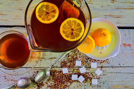 榨摄影照片_红茶，一杯红茶，手动榨柠檬。
