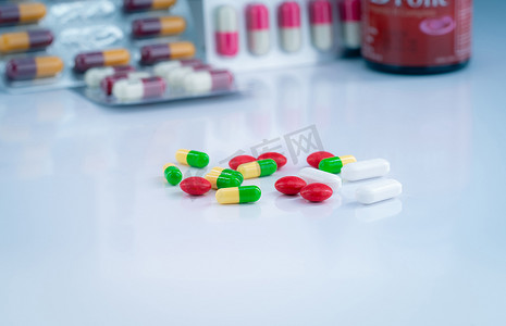 抗菌药物摄影照片_药物模糊背景下的彩色片剂和胶囊丸