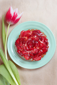 盘子和郁金香上的新鲜草莓馅饼