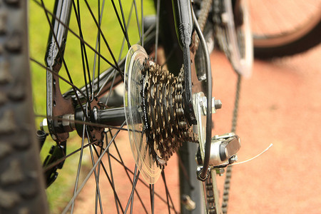 车轮的辐条摄影照片_自行车链轮