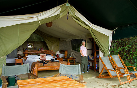 Safari 帐篷里的女人