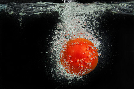 西红柿在水中