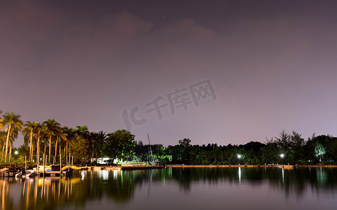 夜星摄影照片_黄昏时的湖泊与自然水平景观，夜星和水面平滑反射
