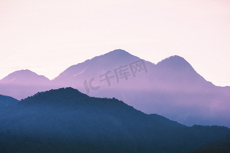 黄昏时的山峰呈甜美的颜色