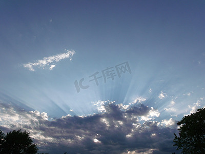 可爱边框蓝色摄影照片_与太阳光芒的天堂般的天空