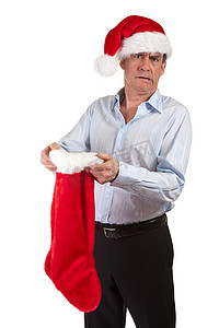 戴着圣诞老人帽子的男人被圣诞袜吓坏了