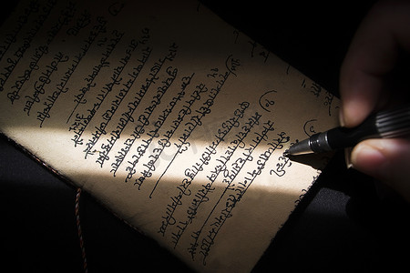 用笔在纸莎草纸上用婆罗米语书写，在印度系统中书写