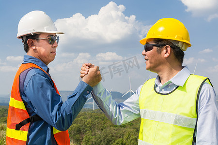 建筑师和工程师握手
