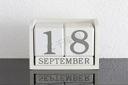 白色方块日历当前日期为 18 日和 9 月