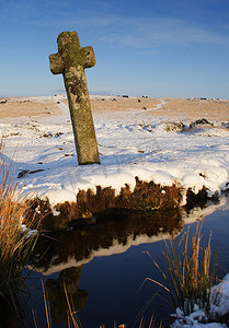 cross摄影照片_Beckamoor cross Dartmoor 在雪地里
