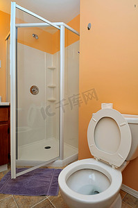 洗马桶摄影照片_厕所和打开的淋浴门
