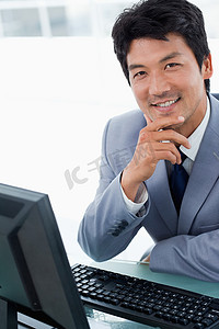 使用电脑的快乐经理的肖像