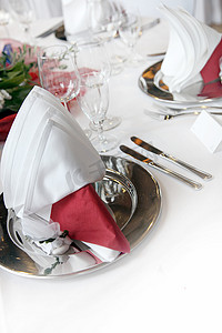 吃喝玩乐摄影照片_“正式、优雅的红色餐桌装饰”
