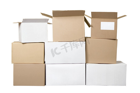 堆叠排列的棕色和白色不同纸板箱