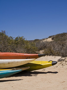 放松技巧摄影照片_沙丘中的独木舟技巧。