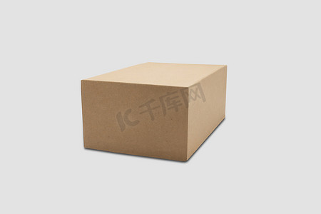 纸盒盒样机摄影照片_模型封闭棕色纸盒隔离在白色背景、包装和容器、物流业务、包裹和送货服务包装纸板、运输概念。