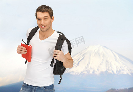 背着背包和书旅行的快乐年轻人