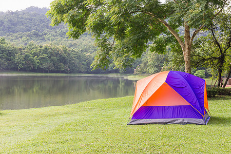 在湖边露营的圆顶帐篷