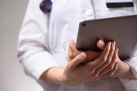 医疗保健专业人员手中的平板电脑近距离。