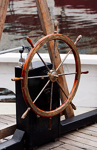 老船长摄影照片_在老风船的木方向盘