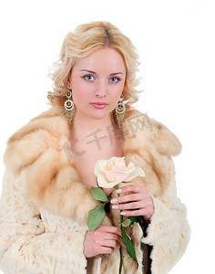 漂亮的模特穿着带玫瑰的皮草大衣