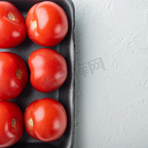 新鲜的红色有机西红柿，在白色背景上，带有文本复制空间