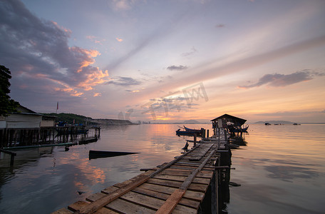 木屋与马来西亚槟城 Jelutong 渔村附近的海上桥梁相连。