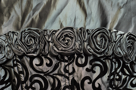 黑色丝布与玫瑰花的特写