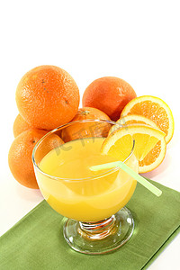 新鲜的橙汁和橙子的一半