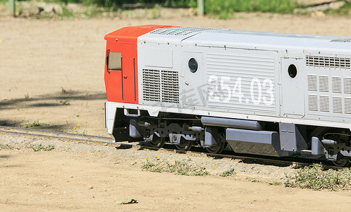 玩具火车轨道摄影照片_西班牙真实火车的微型复制品火车