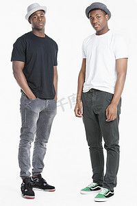 灰色背景中两名身着休闲服的非洲裔美国青年的画像