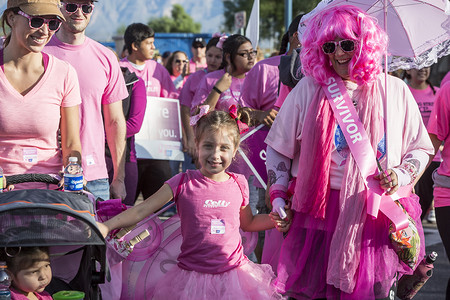 筹款活动摄影照片_意识活动中的乳腺癌幸存者和其他步行者