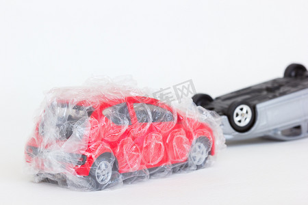 事故现场两辆汽车玩具的水平照片。
