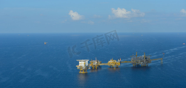 排气摄影照片_海上石油钻井平台