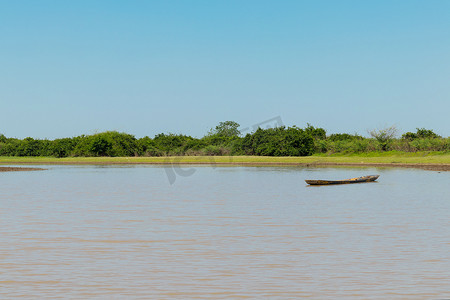 木船河上摄影照片_木船停泊在河上。